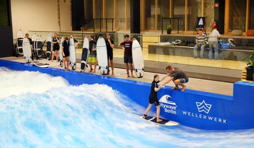 Anfänger auf der Berliner Welle können zwischen einer Surfsession und einem Surfkurs wählen Anfänger auf der Berliner Welle können zwischen einer Surfsession und einem Surfkurs wählen