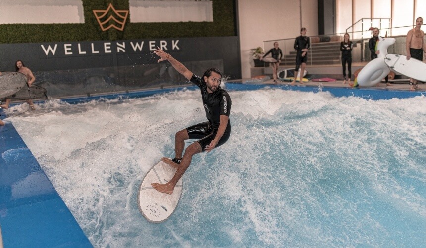 Aus Afghanistan stammende Surfer Afridun Amu - Credit Miguel Sacramento