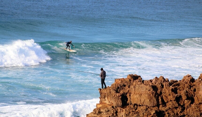 Down the line surfen im Meer