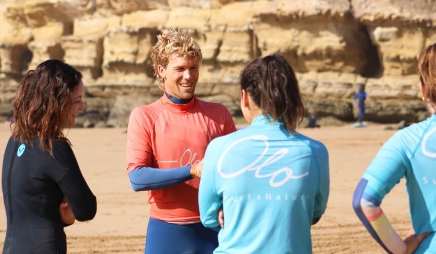 Headcoach Chris aus Australien im Gespräch mit den Teilnehmern vom Intermediates Surfkurs in Imsouane