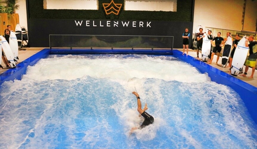 Wipeout beim Surfen im Wellenwerk Berlin