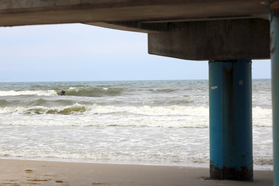 Der Surfnomade beim Wellenreiten an der Ostsee