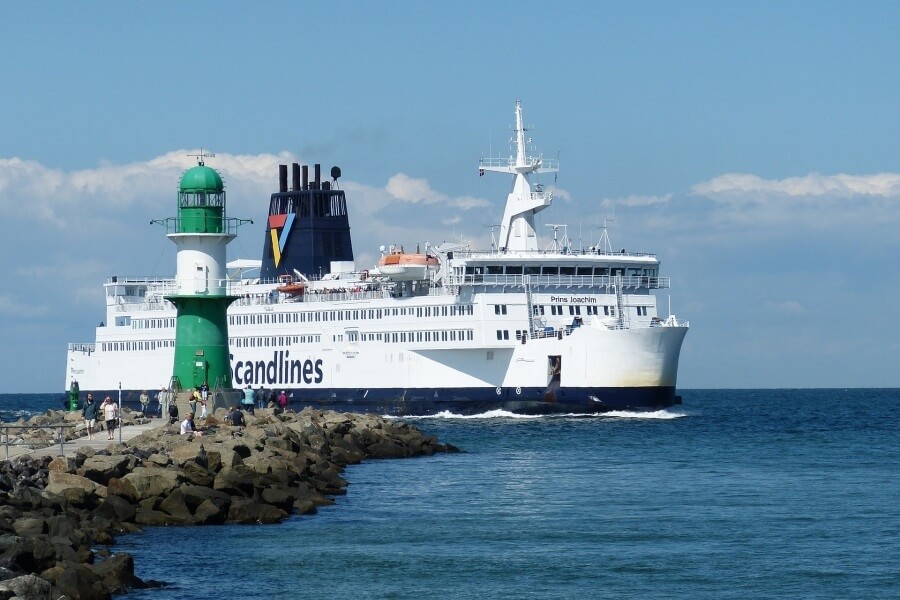 Die Scandlines Fähre bei der Einfahrt in den Hafen von Warnemünde - Fährwelle