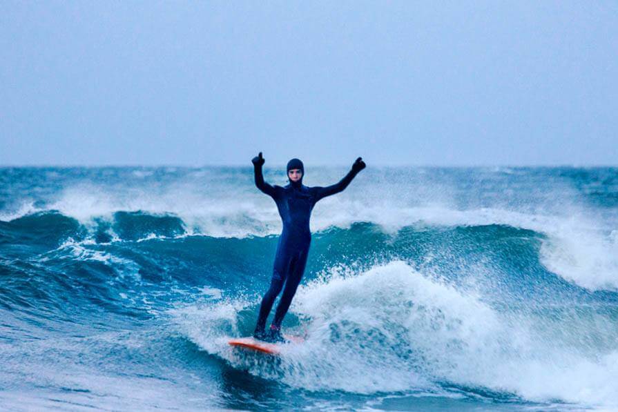 Ostsee Wellenreiten im Winter