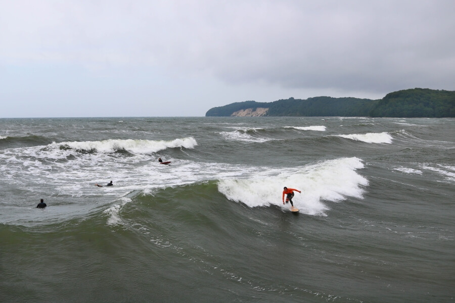 Ostsee surfen - der Surfspot von Binz ist ein Hotspot für Wellenreiter