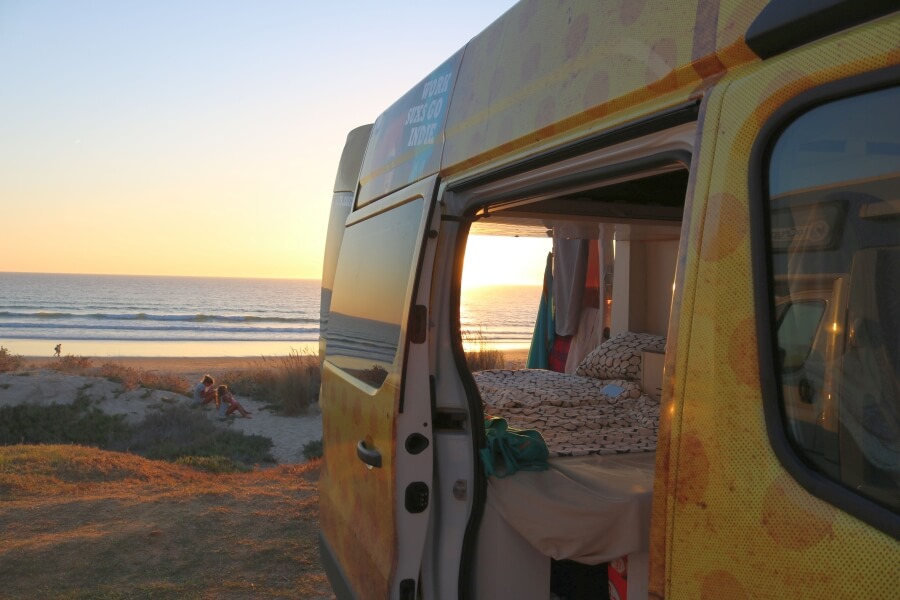 Camper Ausbau - die meisten Surfer stehen gerne direkt am Surfspot