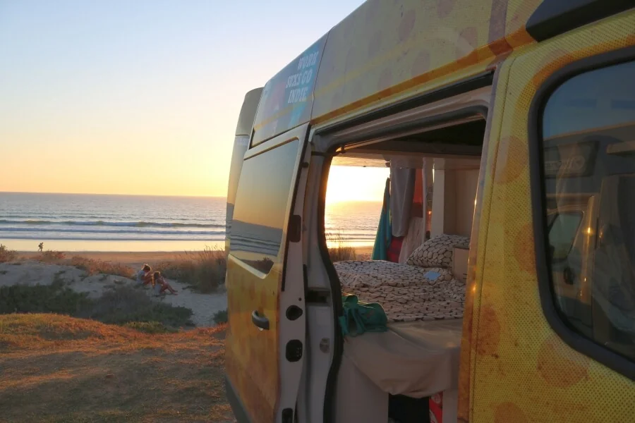 Camper Ausbau - die meisten Surfer stehen gerne direkt am Surfspot