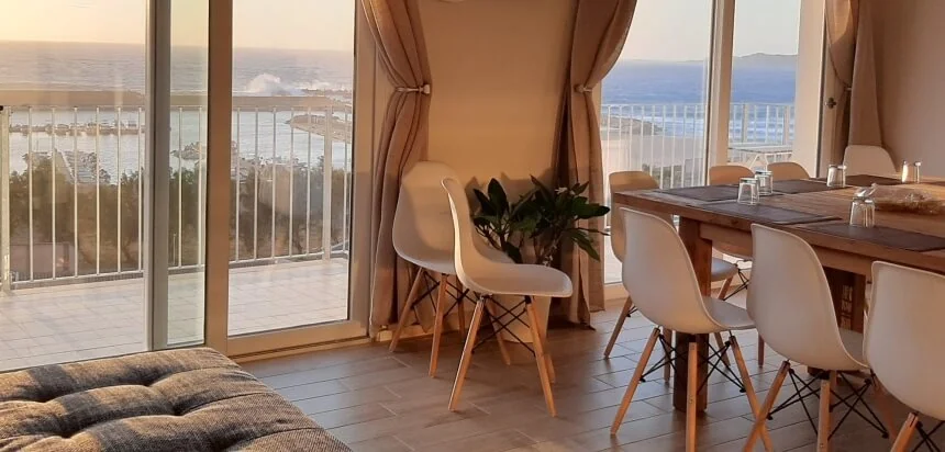 Blick auf die Wellen vom Wohnzimmer im Buggerru Surfcamp Blick auf die Wellen vom Wohnzimmer im Buggerru Surfcamp