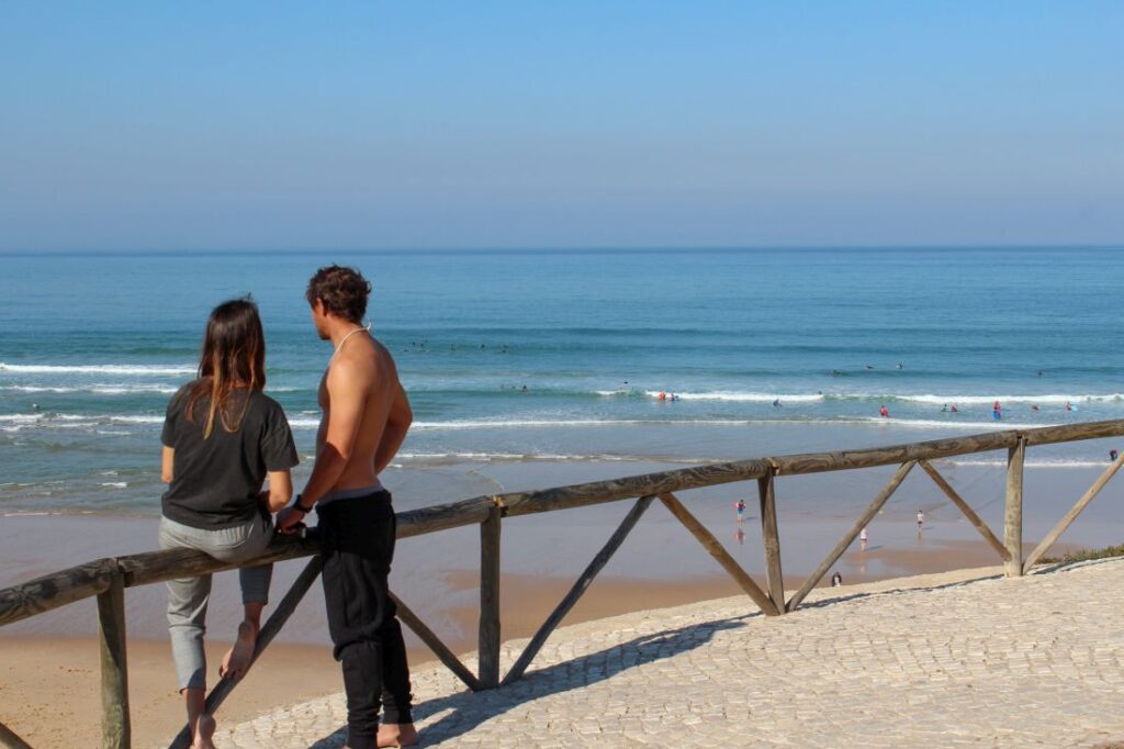 Surfer beim Surfcheck in Ericeira