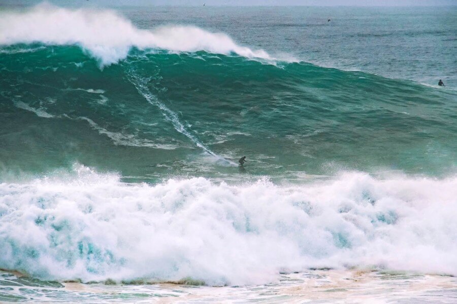 Das wahre Ausmaß der Nazare Wellen ist oft nur in Relation zu den winzig erscheinenden Big Wave Surfern erkennbar