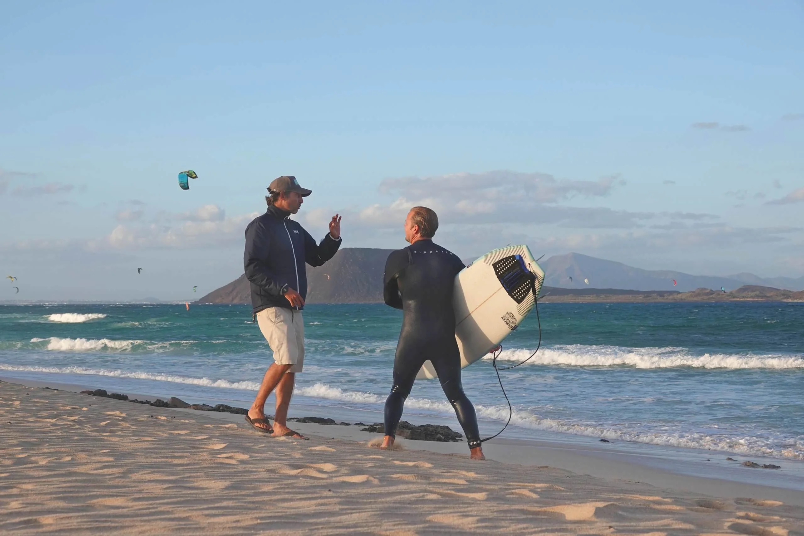 Surf Coach Jona gibt Feedbak