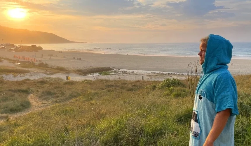 Surfnomade Julian in Galicien im Surf Poncho Air von WAVE HAWAI