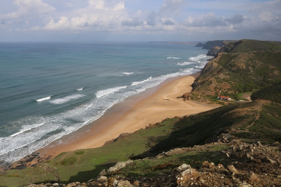 Surfen in Portugal - An der Westküste der Algarve warten spektakuläre Strände und steile Klippen auf dich 