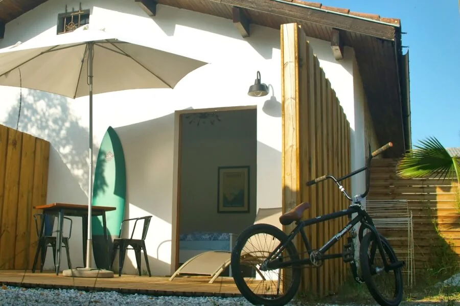 Ensuite Unterkunft mit eigenem Bad und Terasse in der Atlantic Surf Lodge in Frankreich Ensuite Unterkunft mit eigenem Bad und Terasse in der Atlantic Surf Lodge in Frankreich