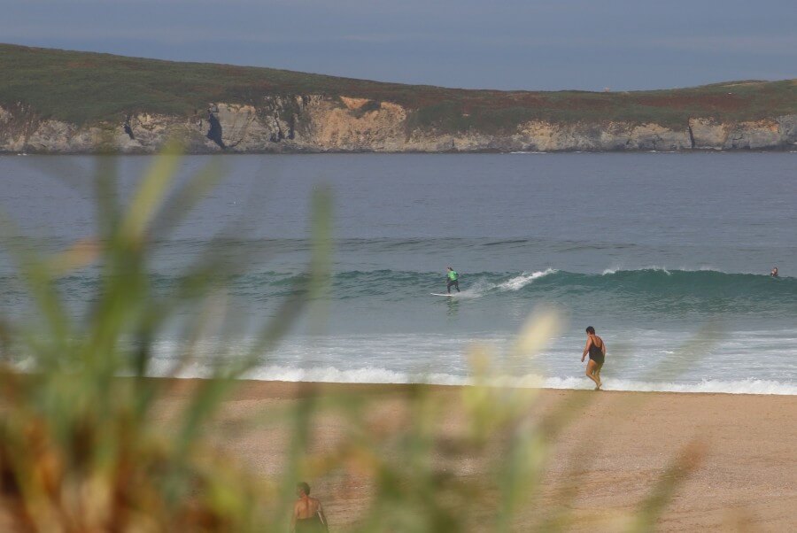 über deri Kilometer lange Surfstrand von Valdovino