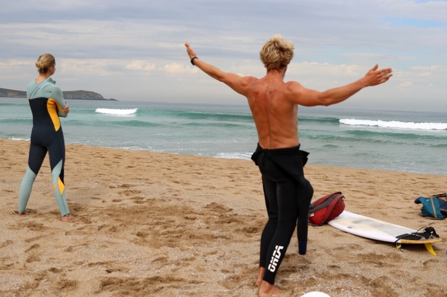 Surflehrer in Galicien freut sich über super Wellen