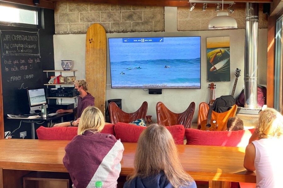 Video-Analyse mit Surfcoach Simon im gemütlichen Gemeinschaftsraum