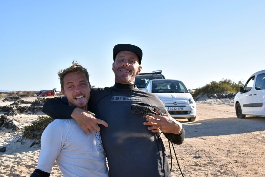 Campleiter Dave und Surflehrer Thomas am Surfspot Punta Blanca auf Fuerteventura