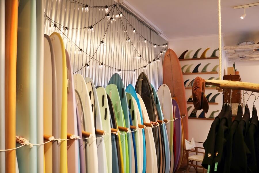 Magic Quiver Surfshop in der Altstadt von Ericeira Portugal