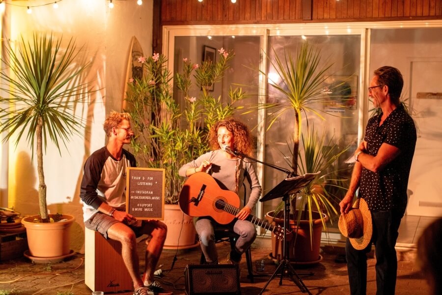 Livemusik im Spätsommer im Garten der Lodge