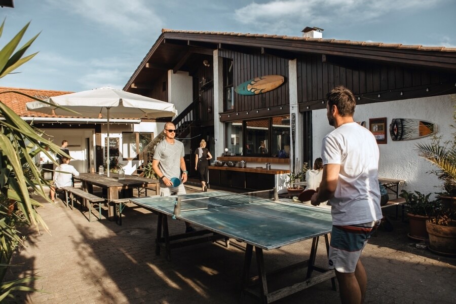 Tischtennis nach dem Surfen in der französischen Surf Lodge in Vieux Boucau