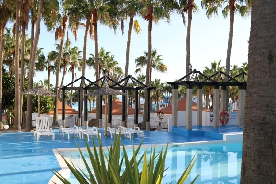 Bungalows und Pool der Surfuntarkünfte in Costa Calma