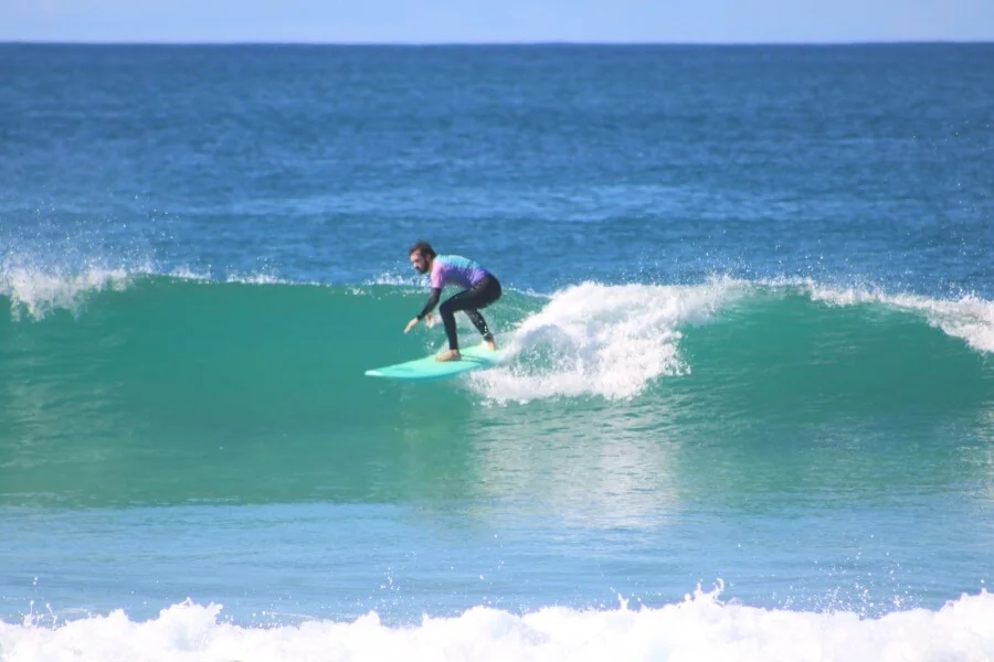 Surfkurs Teilnehmer Antonio schnappt sich eine grüne Welle am Surfstrand von El Cotillo auf Fuerteventura