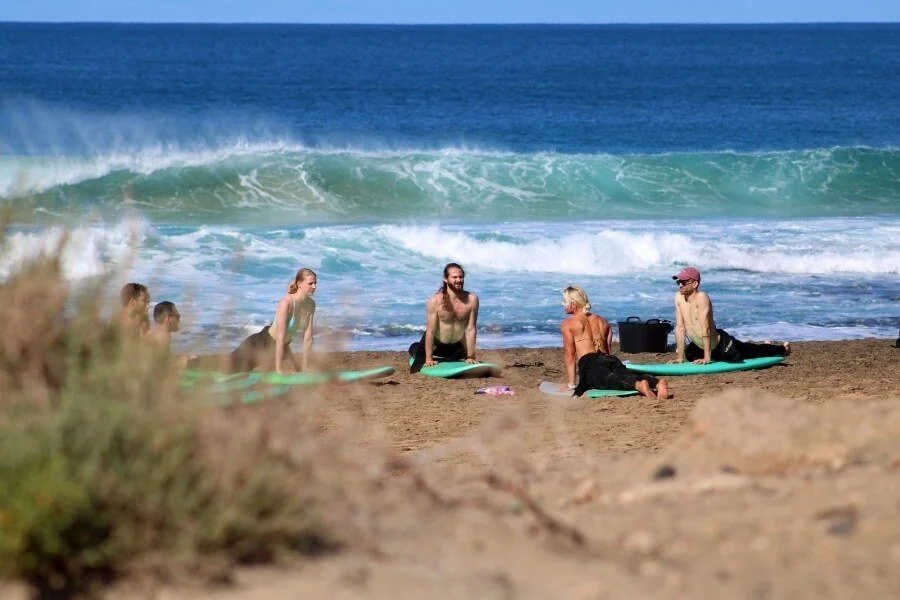 Take Off und Pop Up Übrungen im Anfängerkurs mit Dreamsea Surfleherin Michelle am Strand von El Cotillo