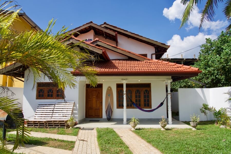 Camphaus mit Garten vom Longwave Surfcamp Sri Lanka