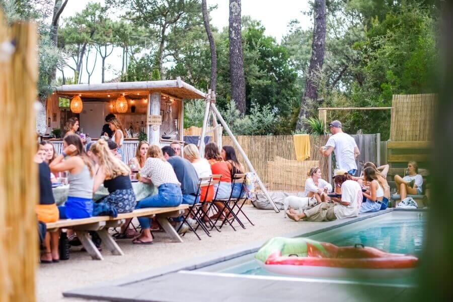 Das Longwave Surfcamp Frankreich mit Pool und Bar