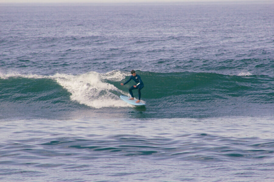 Im Surfkurs vom Janga Surf Camp Portugal lernst du das Surfen von sogenannten grünen Wellen