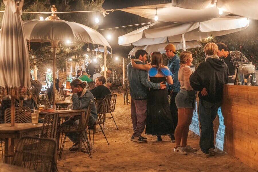 An der Bar im Dreamsea Surfcamp Alentejo wirst du den ganzen Tag mit Drinks versorgt