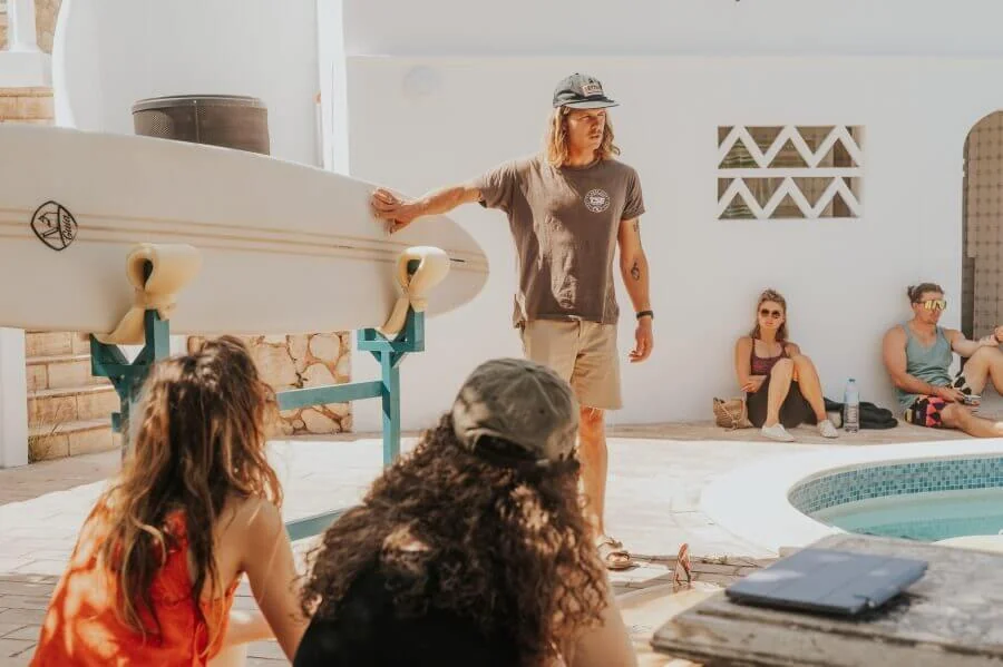 Die Surftheorie mit Surflehrer Pablo findet bei schönem Wetter direkt am Pool der Surf Mansion Lagos statt