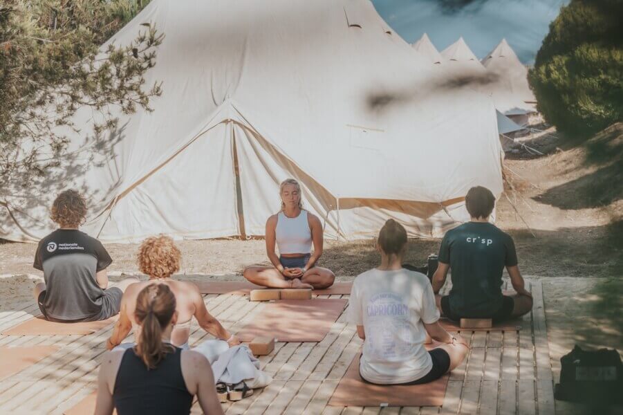 Die Yoga Sessions im Dreamsea Surfcamp Portugal sind perfekt als Ergänzung zum Surfen