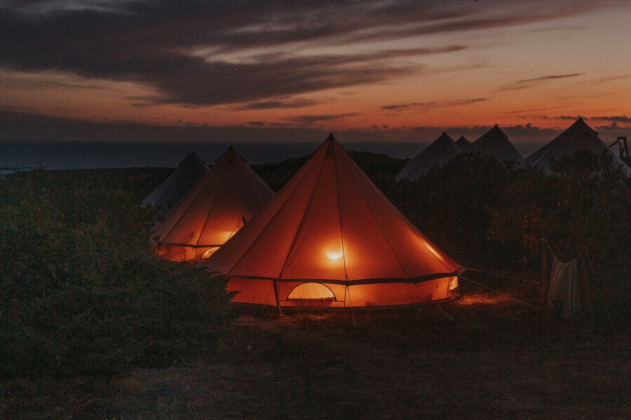 Dreamsea Glamping Zelte bei Nacht in Porto Covo, Portugal