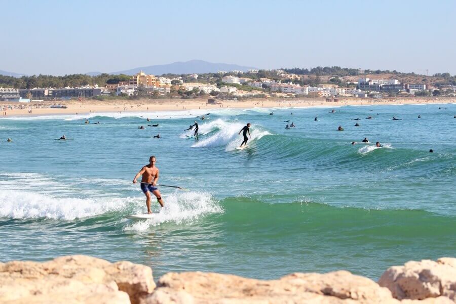 Surfen in Boardshorts ist an sonnigen Herbsttagen in Lagos kein Problem