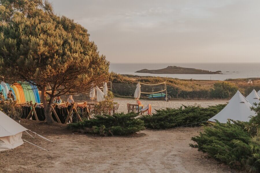 fantastische Blick aufs Meer und die unbewohnte Pfirsichbauminsel, Ilha do Pessegueiro vom Dreamsea Surfcamp Portugal südlich von Lissabon