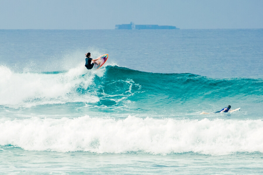 Am Surfspot Kabalana in Ahangama, Sri Lanka gibt es gute Wellen zum Surfen lernen im Surfkurs und für fortgeschrittene Free-Surfer