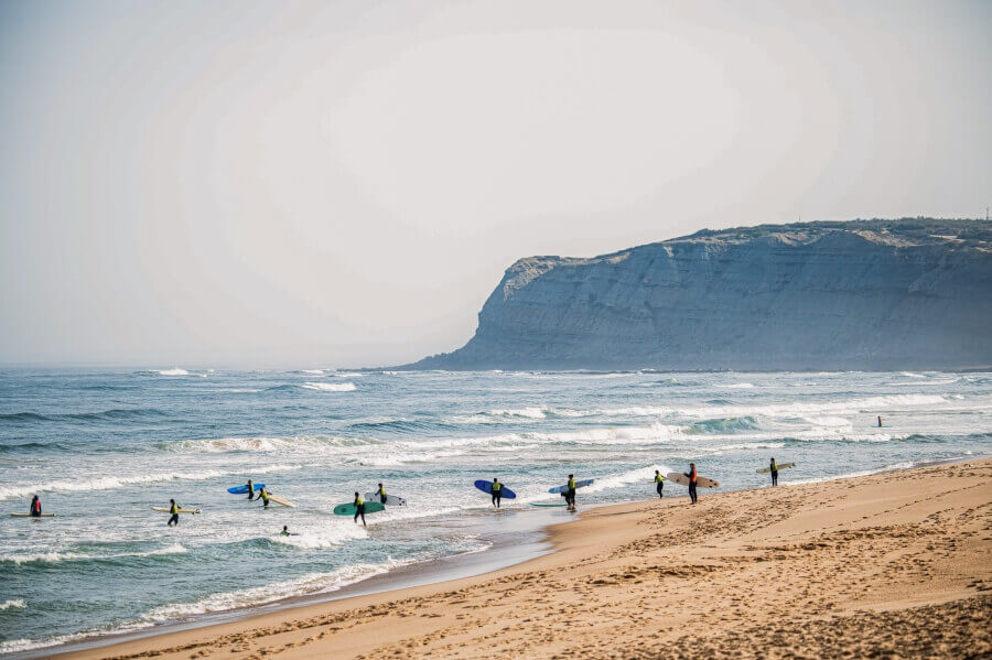 Am Surfspot Praia Azul zwischen Ericeira und Peniche finden die Surfkurse von Mellowmove Portugal statt