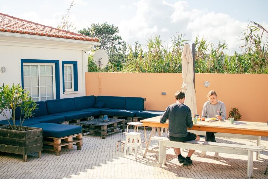 Frühstücken auf der sonnigen Terrasse im Mellowmove Surfcamp Portugal