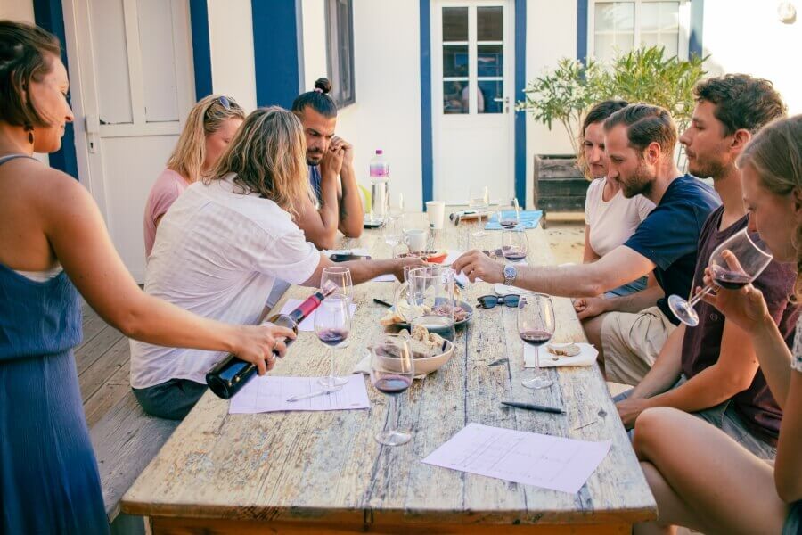 Portugiesisches Wine Tasting bei Weinexpertin Nora im Mellowmove Surfcamp Ericeira