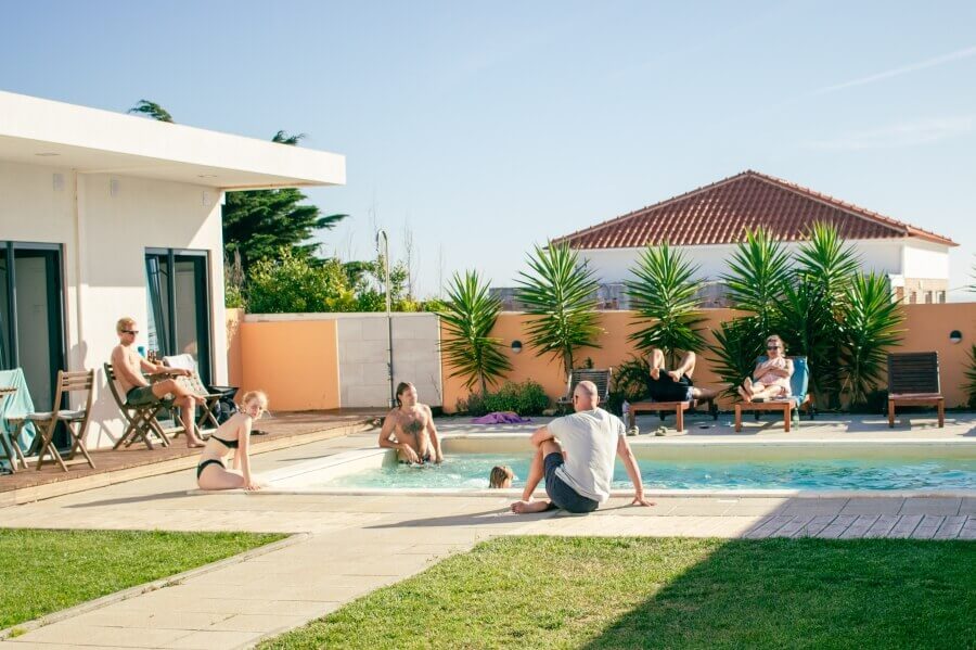 Relaxen nach dem Surfen am Pool vom Mellowmove Surfcamp Portugal in Ericeira