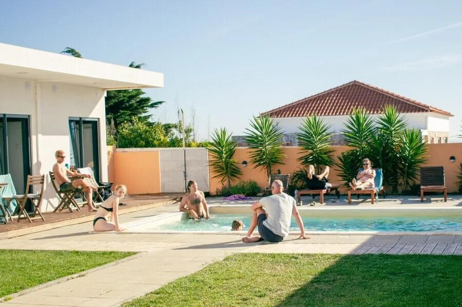 Relaxen nach dem Surfen am Pool vom Mellowmove Surfcamp Portugal in Ericeira