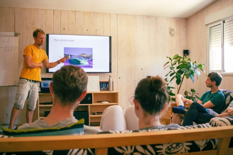 Surf Theorie Einheit erklärt Mellowmove-Surflehrer Marian welche Wellen surfbar sind