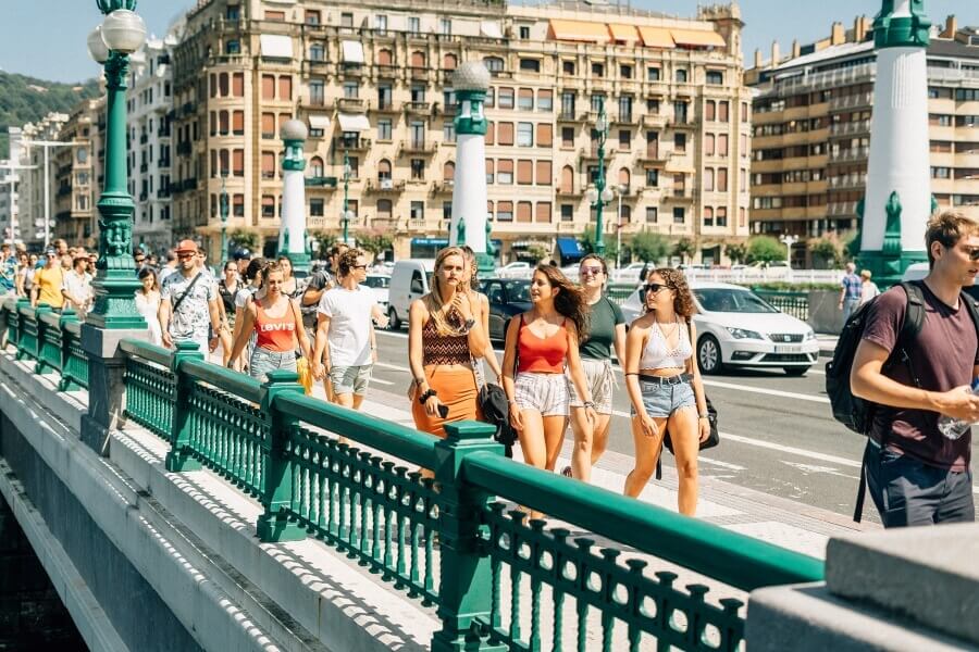 Surfcamp Ausflug nach San Sebastian mit deinen Gassen der wunderschönen Altstadt ein echtes Highlight für deinen Surfurlaub in Frankreich