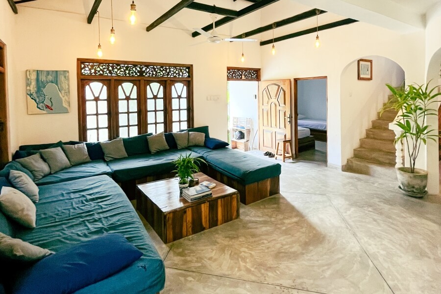 Das Wohnzimmer vom Longwave Surfcamp Sri Lanka ist stilvoll eingerichtet