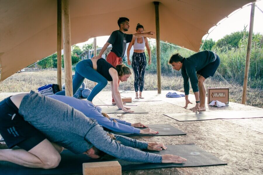 Yoga mit Yogalehrer Adriano im Mellowmove Surfcamp Portugal