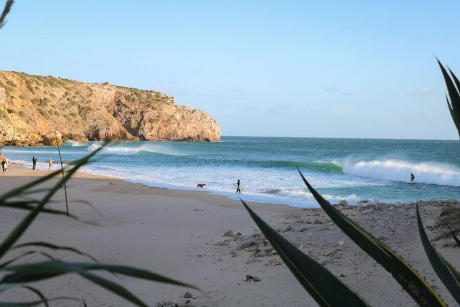 Wenn du an der Algarve surfen willst, zählt Zavial zu den beliebtesten Surfspots an der Südküste 