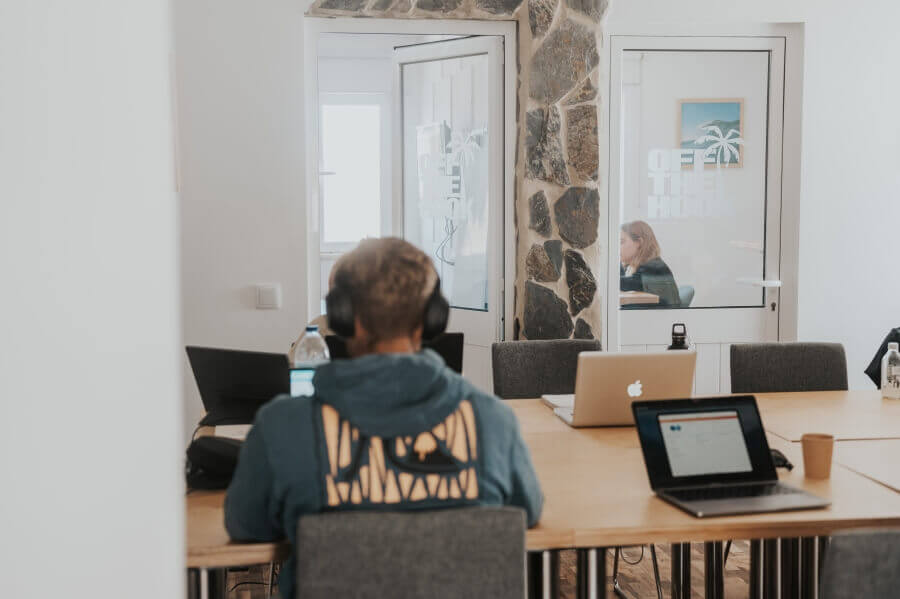 Arbeitsraum im Off The Hook Coworking & Coliving in Sagres