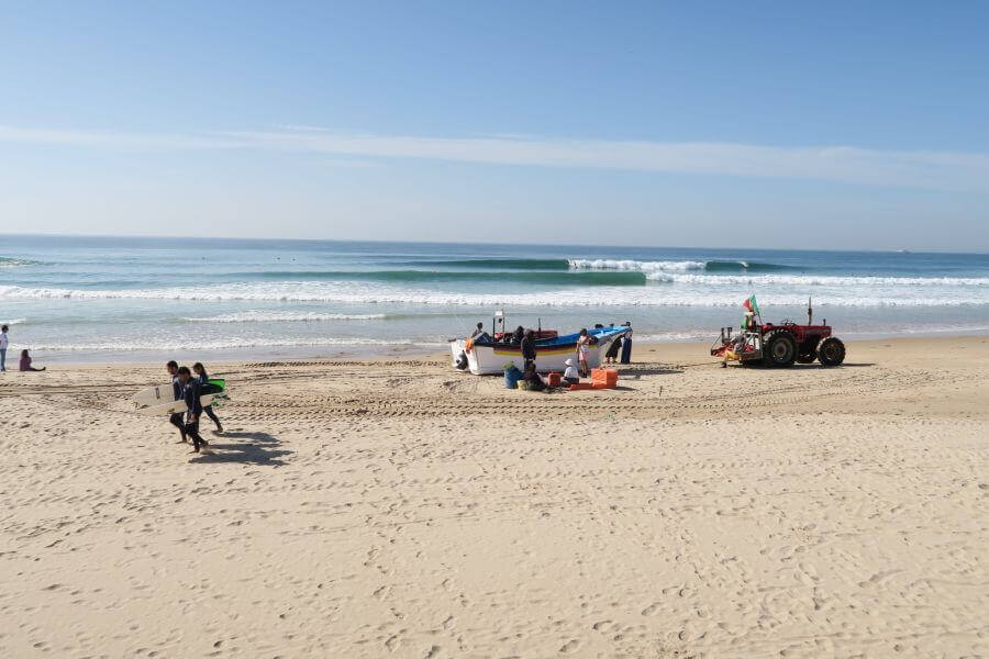 Costa-da-Caparica-bei-Lissabon-ist-zum-Surfen-lernen-sehr-beliebt